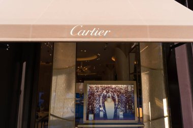 İspanya, Barselona - 3 Mayıs 2023: Mağaza penceresinin üzerindeki Cartier markası