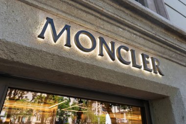 İspanya, Barselona - 3 Mayıs 2023: Moncler markası vitrinin üzerinde