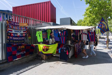 İspanya, Barselona - 6 Mayıs 2023. Barselona 'daki Barca futbol kulübünün gömlekleri ve bayraklarıyla oyalayın.