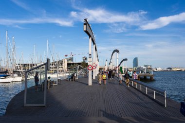 İspanya, Barselona - 6 Mayıs 2023. Barcelona 'daki Port Vell Rambla del mar Manzarası