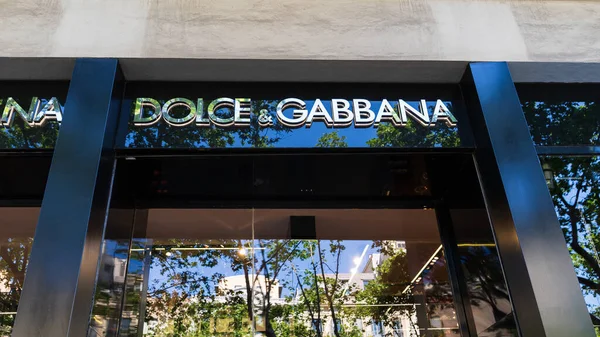 İspanya, Barselona - 3 Mayıs 2023: Dolce & Gabbana markası vitrinin üzerinde