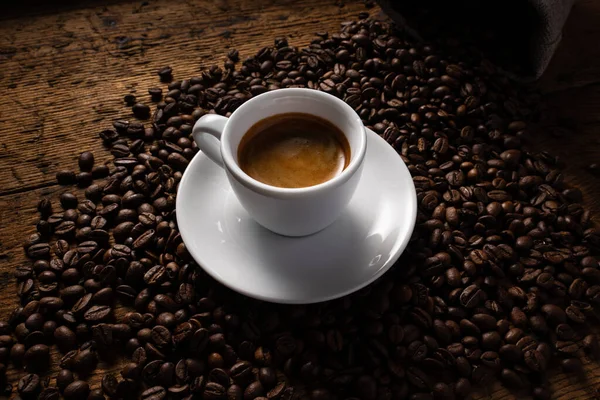 Kahve Çekirdeğinin Üstüne Bir Fincan Kahve — Stok fotoğraf