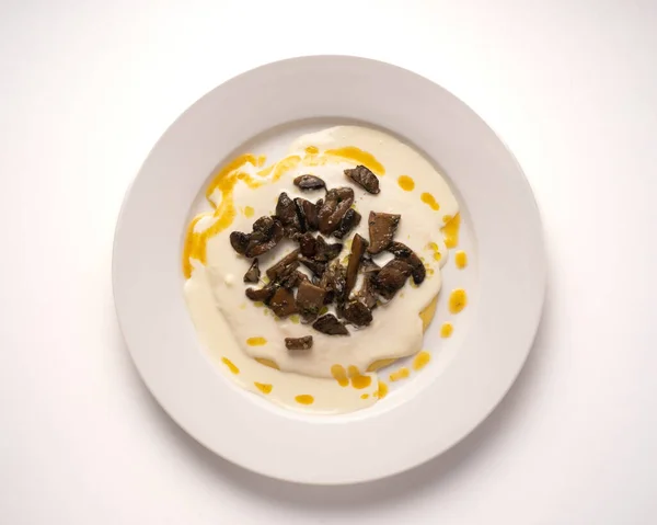 ポレンタ チーズ キノコとの典型的なフリウリアン料理 トック ブレイド — ストック写真