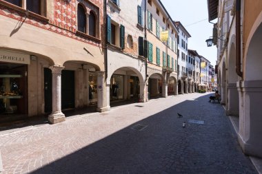 Pordenone İtalya _ 27 Mayıs 2023 Corso Vittorio Emanuele II Pordenone 'nin tarihi merkezinde.  