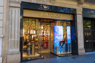 İspanya, Barselona - 3 Mayıs 2023: Jimmy Choo marka mağaza vitrinleri