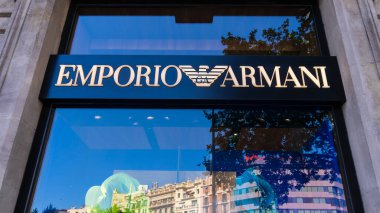 İspanya, Barcelona - 3 Mayıs 2023: Dükkan penceresinin üzerinde Emporio Armani marka levhası
