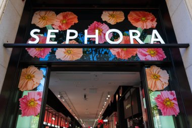 İspanya, Barselona - 3 Mayıs 2023: Marka levhası dükkan penceresinin üzerinde