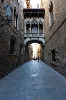 Barcelona 'nın Gotik bölgesinde Bishop' un köprüsü. İspanya, Barselona - 6 Mayıs 2023