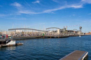 İspanya, Barselona - 6 Mayıs 2023. Barcelona 'daki Port Vell Rambla del mar Manzarası