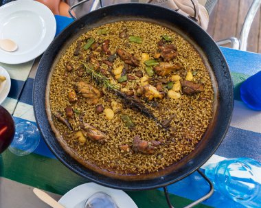 İspanyol restoranının masasında paella ile en iyi manzara..