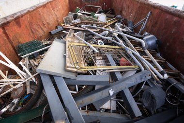 Bir toplama merkezinde metalik atık materyallerin toplanması