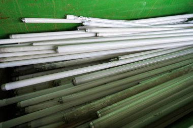 Toplama merkezinin çöplüğünde neon tüpleri var.