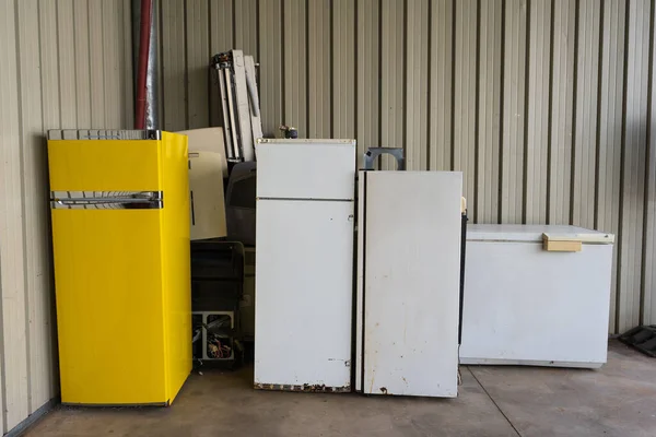 Refrigeradores Desechados Depósito Recogida —  Fotos de Stock