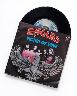 Eagles Amerikan grubu 45 rpm vinil plak rekoru. Beyaz arkaplan... 25 Haziran 2023