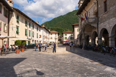 Venzone 'nin tarihi merkezinde belediye binası meydanı. Friuli. Venzone, Friuli _ İtalya. 12 Haziran 2023.  