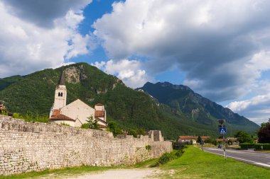 Venzone 'nin duvarları ve Sant' Andrea apostolo Katedrali manzarası. Venzone, Friuli _ İtalya. 12 Haziran 2023.  