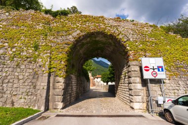 Porta San Giovanni dışarıdan görünüyor. Venzone duvarları. Venzone, Friuli _ İtalya. 12 Haziran 2023.  