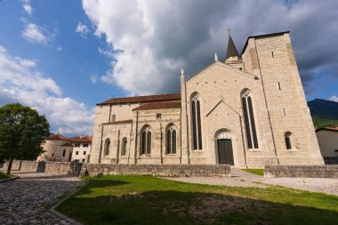 Venzone 'deki Sant' andrea apostolo Katedrali manzarası. Venzone, Friuli _ İtalya. 12 Haziran 2023.  