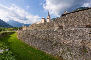Venzone 'un eski çevre duvarlarının manzarası. Venzone, Friuli _ İtalya. 12 Haziran 2023.  
