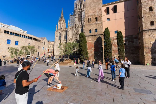 España Barcelona Mayo 2023 Niños Juegan Plaza Cerca Catedral Barcelona — Foto de Stock