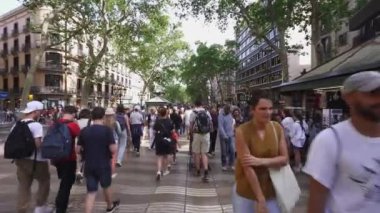 Barcelona 'da Rambla de Catalunya' da gezinen insanlar. İspanya, Barselona - 3 Mayıs 2023