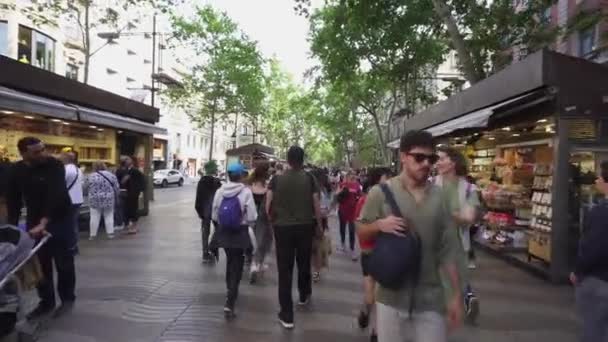 Människor Strosar Rambla Catalunya Barcelona Spanien Barcelona Maj 2023 — Stockvideo