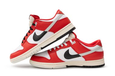 Udine İtalya _ 23 Temmuz 2023. Nike Üniversitesi siyah spor ayakkabıları. izole edilmiş beyaz arkaplan