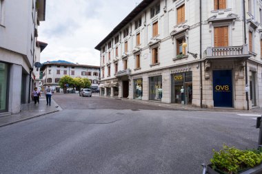 Tolmezzo, İtalya (22 Temmuz 2023), Tolmezzo 'nun tarihi merkezinde. Friuli.