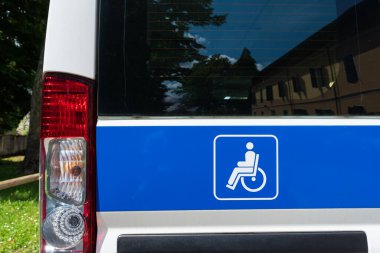 Servis minibüsündeki engelliler için logo