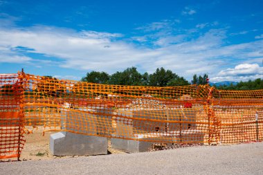 İnşaat alanını sınırlandırmak için kırmızı ağ