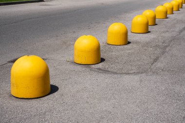 Sokakta sarı beton park yerleri.