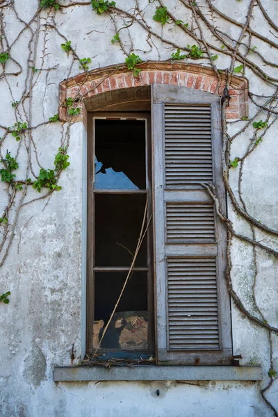 Старое Окно Затвором Разбитое Стекло Итальянской Виллы — стоковое фото