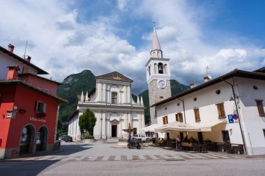 Ampezzo, İtalya 22 Temmuz 2021. Ana Meydan, Piazza Zona Libera 1944, kutsal bakirenin arka bahçesindeki kilise. Friuli.