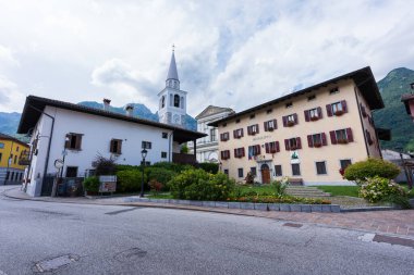 Ampezzo, İtalya 22 Temmuz 2021. Friulian dağlarındaki Ampezzo kasabasının belediye binasının manzarası.