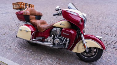 Hintli motosiklet sürücüsü park etmiş. Udine İtalya _ 19 Mayıs 2023 