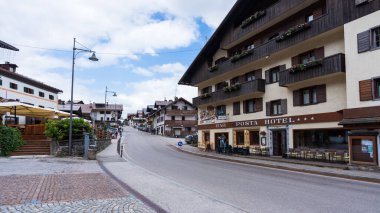 Sappada 'nın ana caddesinin manzarası. Sappada İtalya _ 02 Ağustos 2023 