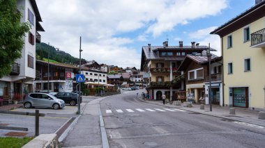 Sappada 'nın ana caddesinin manzarası. Sappada İtalya _ 02 Ağustos 2023 