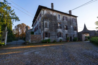 Strassoldo 'nun eski ortaçağ kırsal köyü. Friuli, İtalya