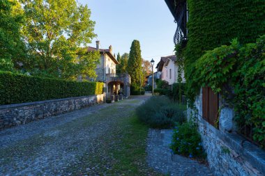 Strassoldo 'nun eski ortaçağ kırsal köyü. Friuli, İtalya