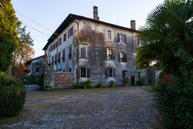 Strassoldo 'nun eski ortaçağ kırsal köyü. Friuli, İtalya