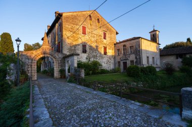 Strassoldo 'nun eski ortaçağ kırsal köyü. Friuli, İtalya