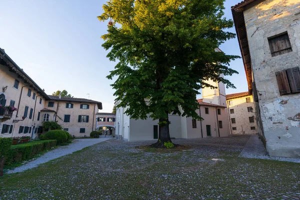 Strassoldo 'nun eski ortaçağ kırsal köyü. Friuli, İtalya