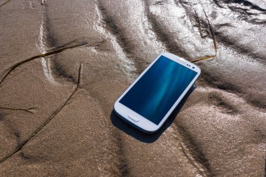 Kayıp telefon. Telefon deniz kıyısına düştü.