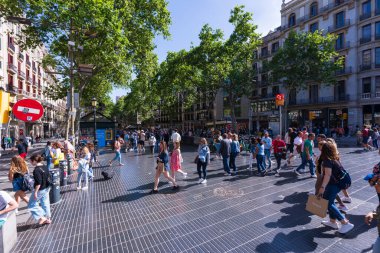 İspanya, Barselona - 3 Mayıs 2023 Barselona 'da la rambla turist sokağına giriş