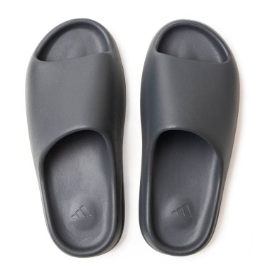 Adidas Yeezy Slayt üst görünümü, izole beyaz arkaplan. Milan İtalya _ 25 Ağustos 2023