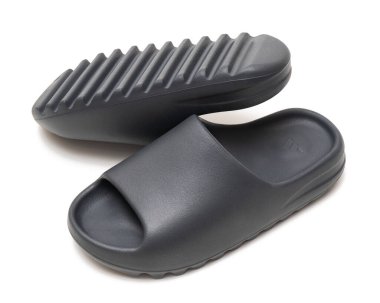 Bir çift Adidas Yeezy Slides, izole beyaz arka plan. Milan İtalya _ 25 Ağustos 2023