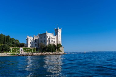 Trieste 'deki Miramare kalesinin deniz manzarası. Trieste İtalya _ 15 Temmuz 2023