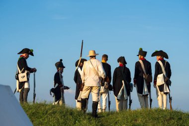 Palmanova, İtalya - 2 Eylül 2023: 17. yüzyıl Napolyon askerlerinin tüfek taliminde yıllık yeniden canlandırılması