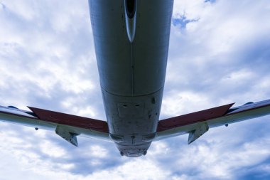 Uçak aşağıdan uçuyor.