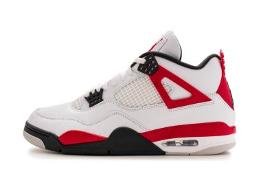 Milan İtalya _ 12 Eylül 2023 Tek Ayakkabı, kırmızı, beyaz ve siyah Nike Air Jordans 'ın yanında görüldü. beyaz arkaplanda izole